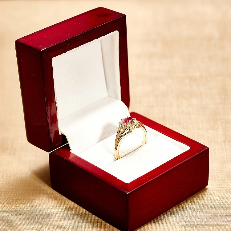 Inel Cadou Clasic din Aur 18k sau Platina cu Rubin si Diamante - model i006