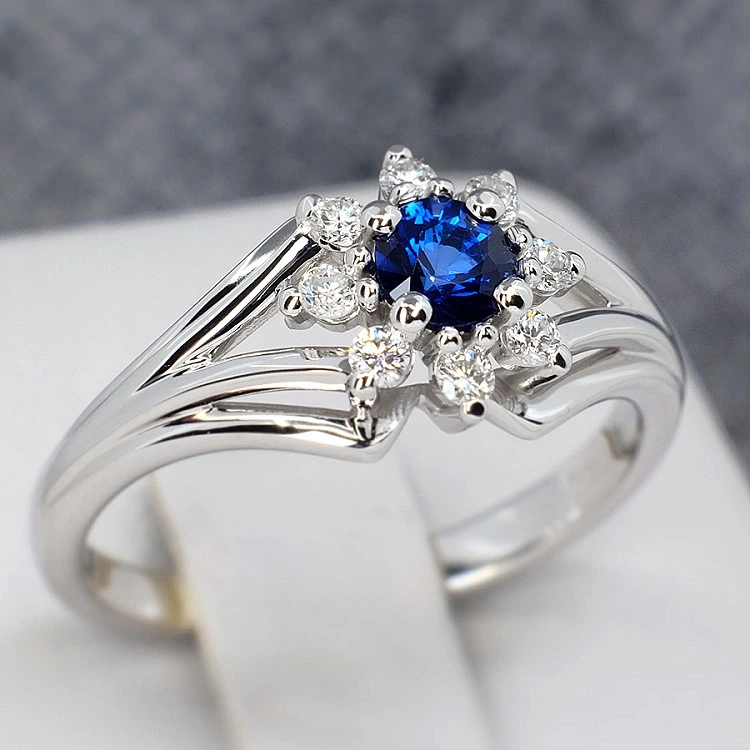 Inel Cadou din Aur cu Safir si Diamante - model i006