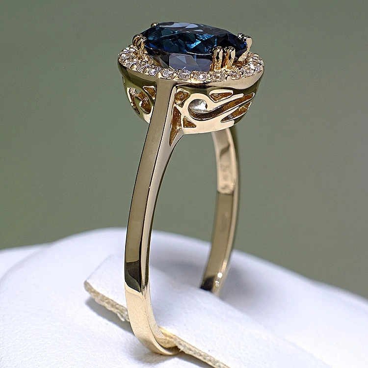 Inel Cadou din Aur cu Topaz si Diamante - model i029
