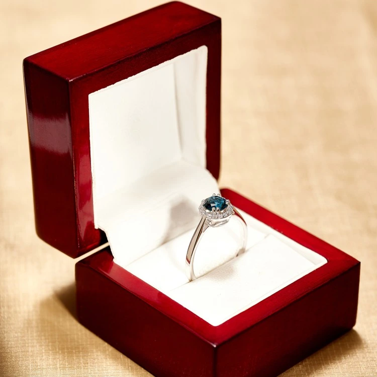 Inel Cadou din Aur cu Topaz si Diamante Incolore - model i030