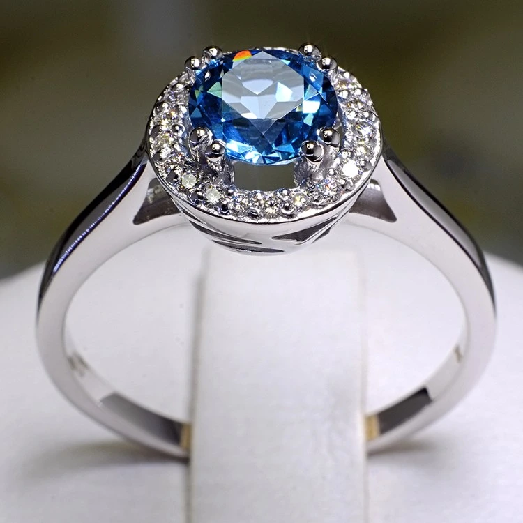Inel Cadou din Aur cu Topaz si Diamante Incolore - model i030
