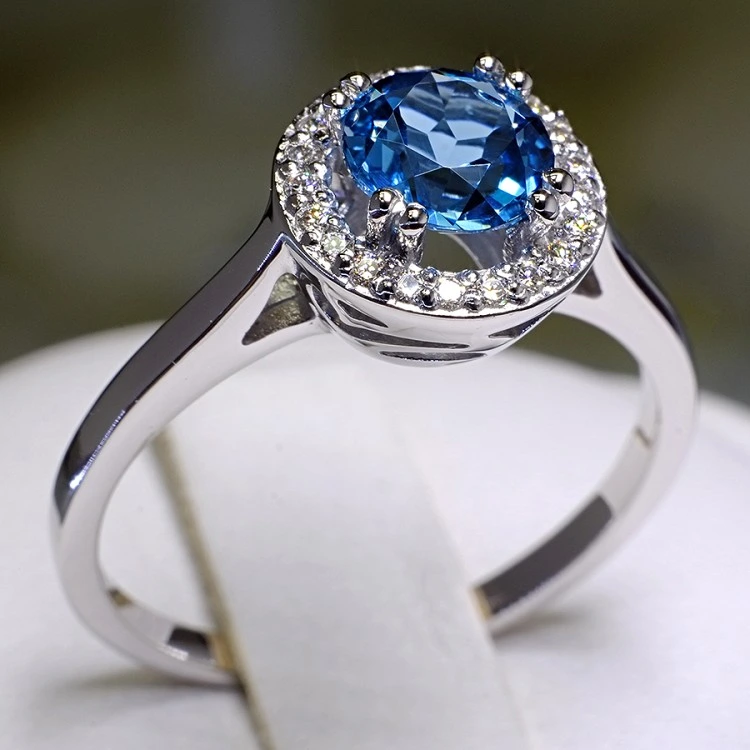 Inel Cadou din Aur cu Topaz si Diamante Incolore - model i030