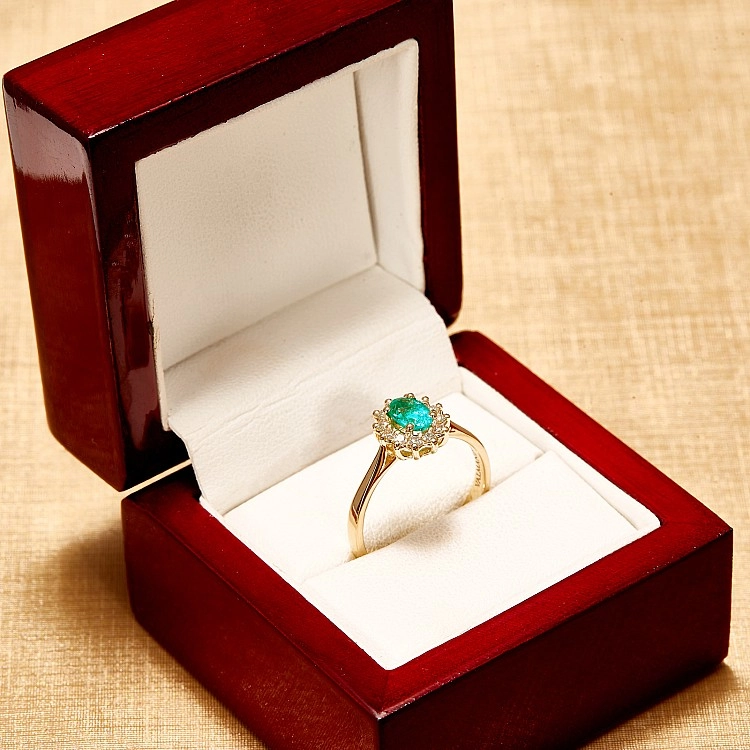 Inel de logodna Anturaj din Aur Galben 14k cu Smarald Oval 6x4mm si Diamante - model i042