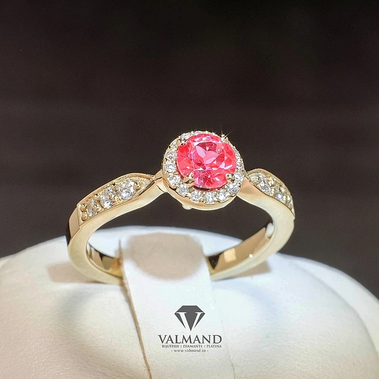 Inel de logodna din Aur 18k sau Platina cu Rubin si Diamante Incolore - model i111