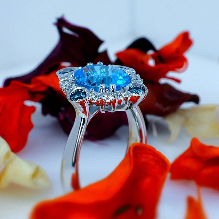 Inel Cadou din Aur sau Platina cu Topaz Swiss Blue si Diamante - model i1167