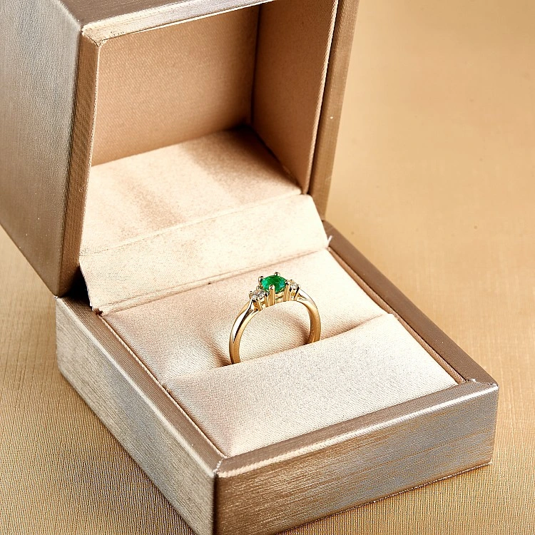 Inel de Logodna din Aur 18k sau Platina cu Smarald si Diamante - model i025