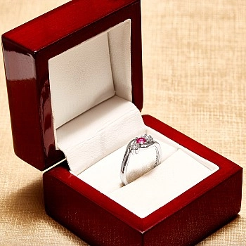 Inel Cadou Three-Stone din Aur cu Rubin si Diamante - model i091