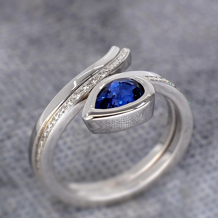 Inel Cadou din Aur din doua elemente cu Safir lacrima si Diamante - model i1187