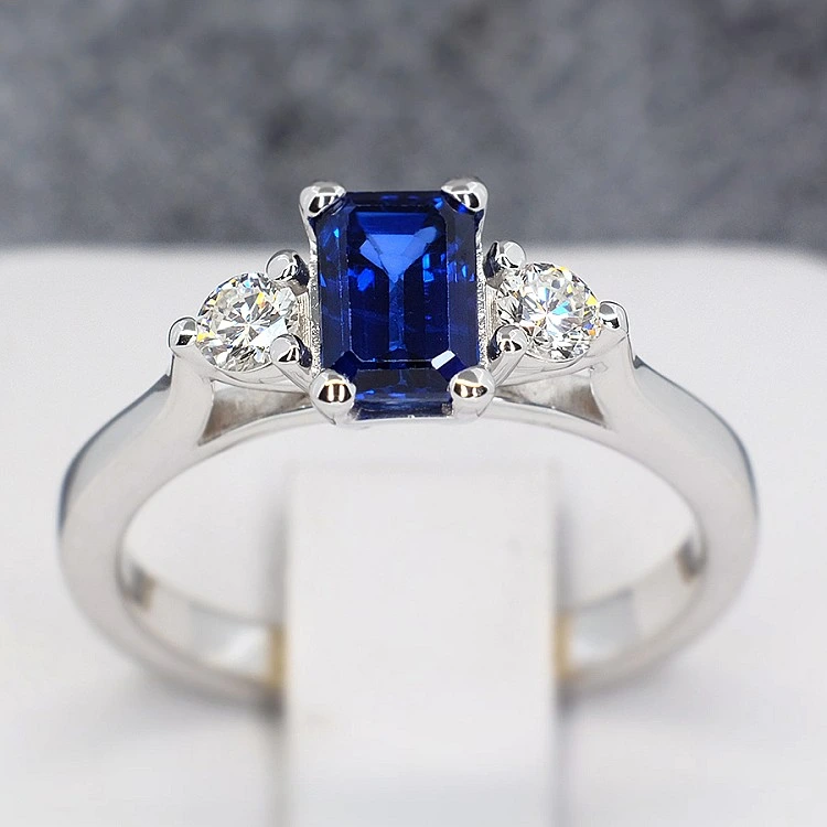 Inel de logodna din Aur 18k sau Platina cu Safir si Diamante - model i1600