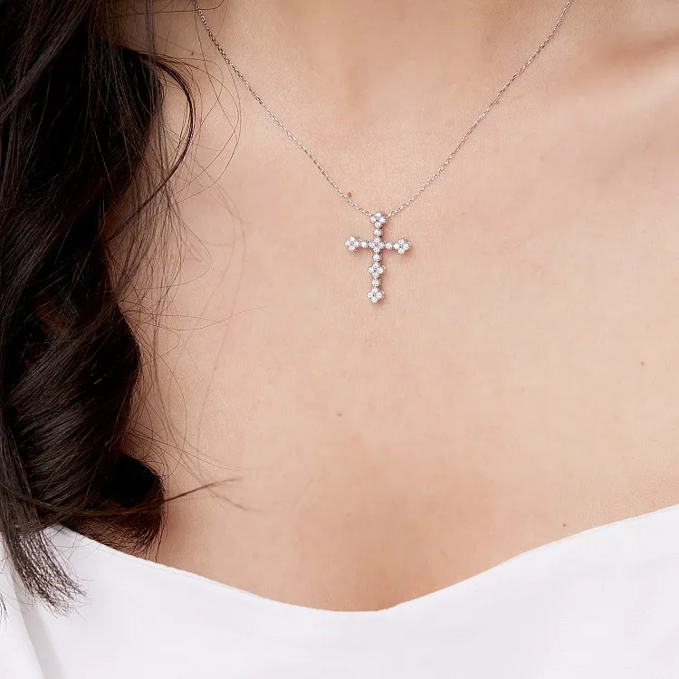 Pandantiv Cruciuliță din Aur cu Diamante Rotunde - model pan3661