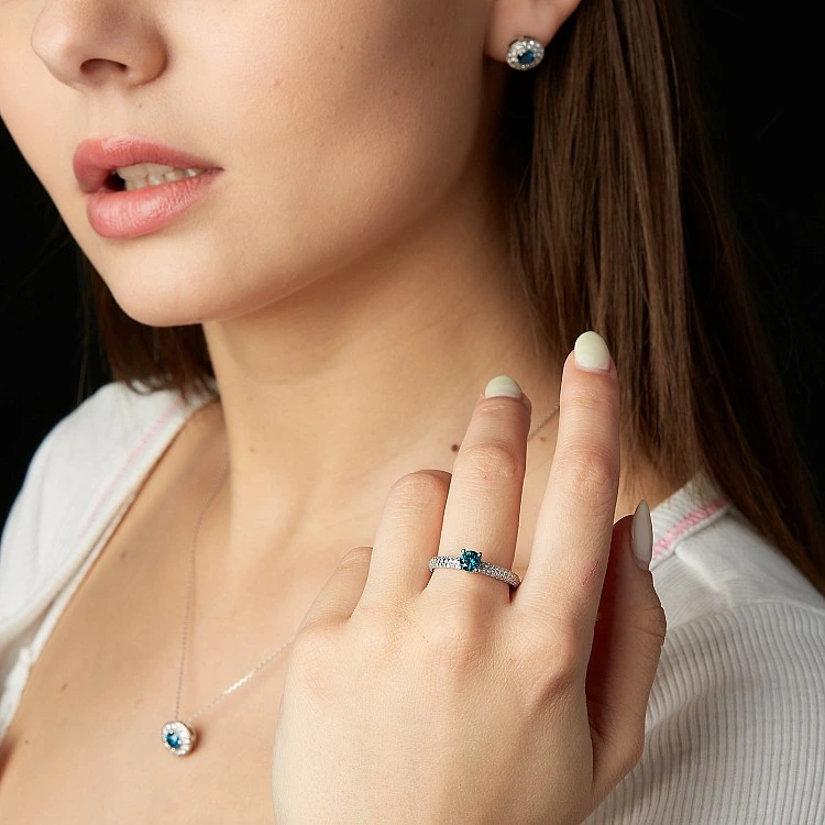 Pandantiv Anturaj din Aur cu Diamant Albastru si Incolore - model pan2159