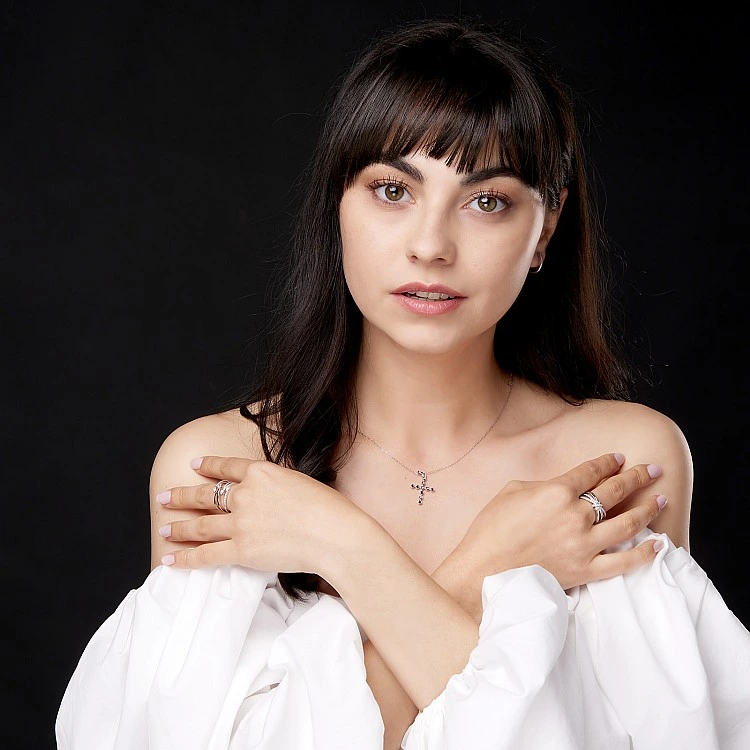 Pandantiv Cruciuliță din Aur cu Diamante Negre - model pan3659
