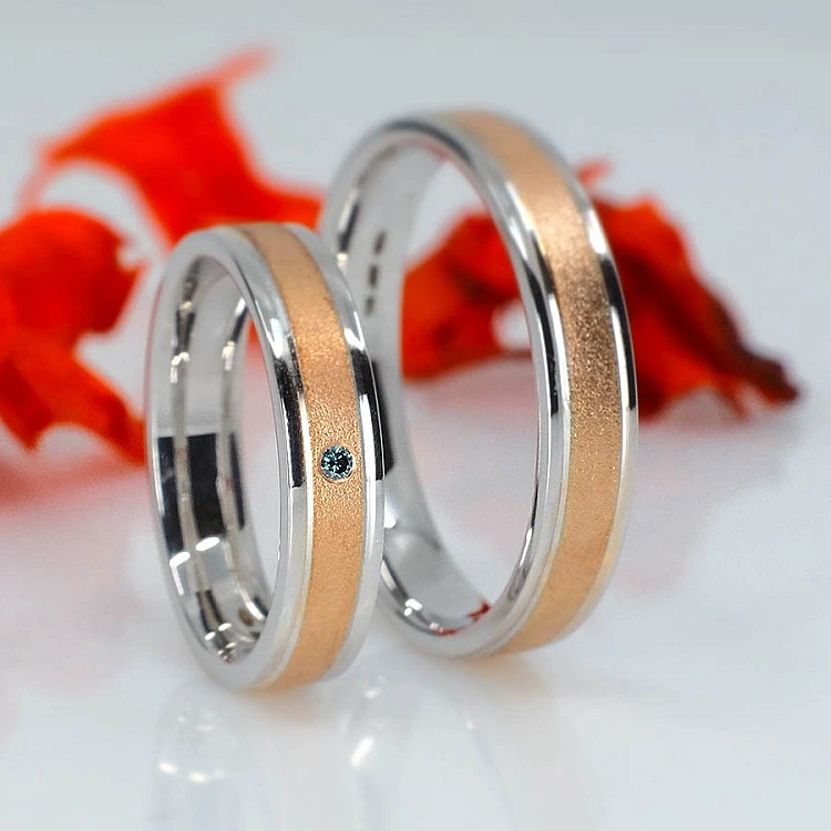 Verighete Mat Sablat din Aur 18k Doua Culori cu Diamant Albastru - model v0481