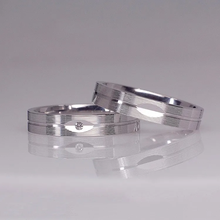 Verighete din Aur 18k cu Striatii si Diamant - model v1620