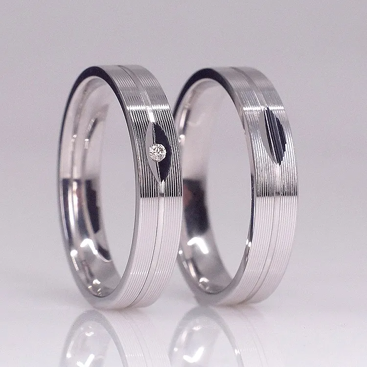 Verighete din Aur 18k cu Striatii si Diamant - model v1620