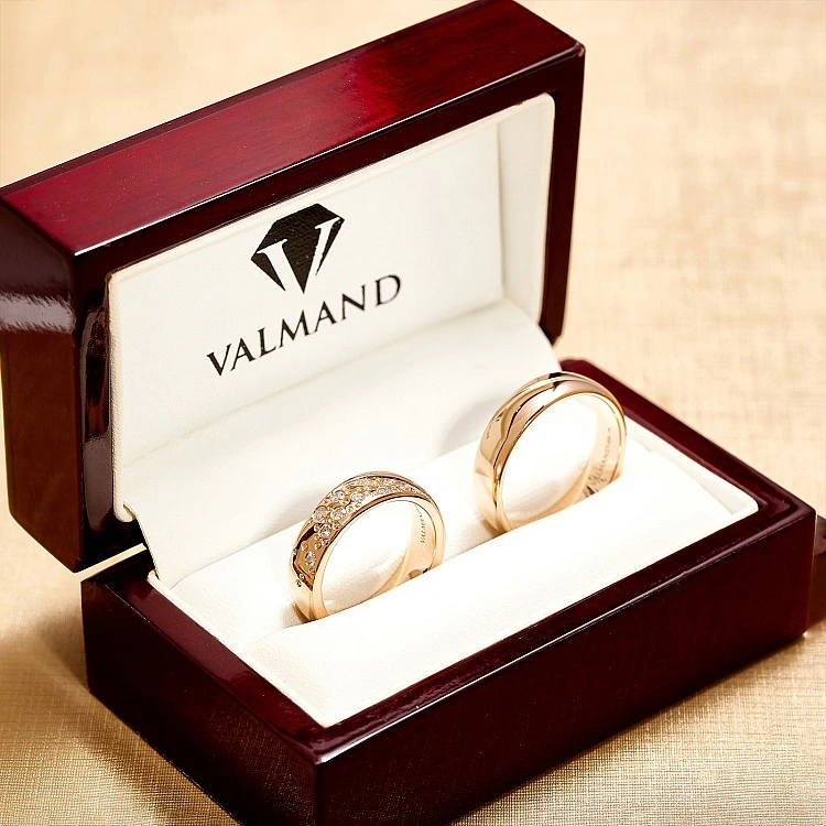 Verighete Moderne din Aur 18k sau Platina cu Diamante Incolore - model v4751