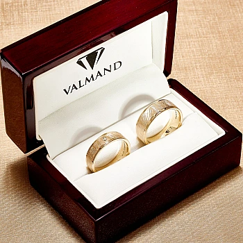 Verighete din Aur 18k cu Diamant, Profil Drept si Finisaj Mat Gheata - model v840.2 Verighete din Aur 18k cu Diamant, Profil Drept si Finisaj Mat Gheata - model v840.2