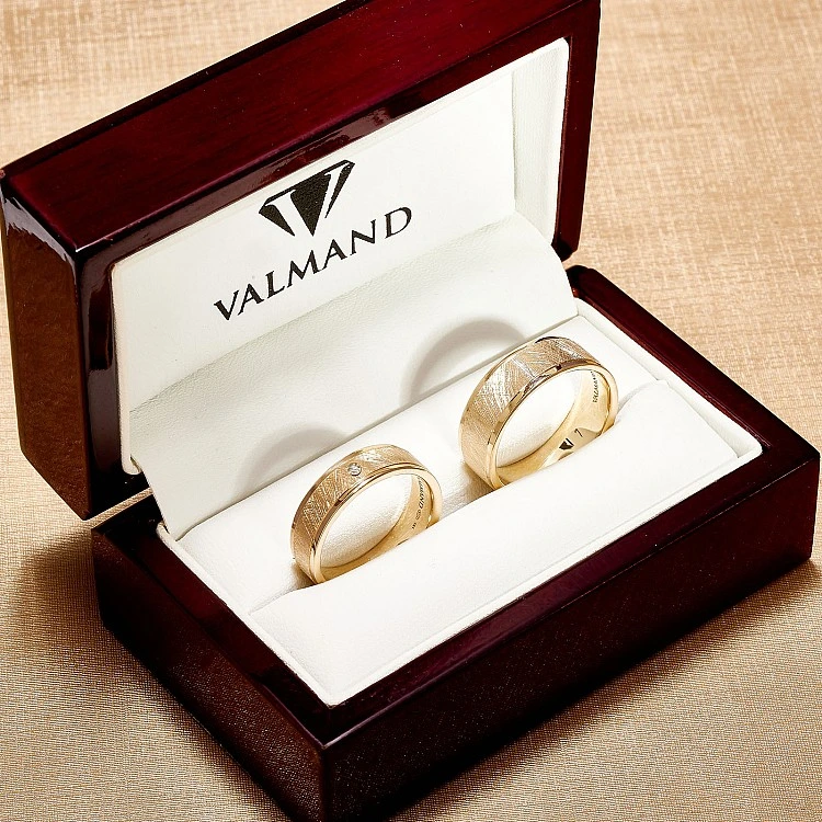 Verighete din Aur 18k cu Diamant, Profil Drept si Finisaj Mat Gheata - model v840.2