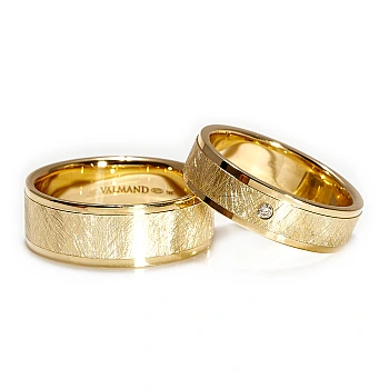 Verighete din Aur 18k cu Diamant, Profil Drept si Finisaj Mat Gheata - model v840.2 Verighete din Aur 18k cu Diamant, Profil Drept si Finisaj Mat Gheata - model v840.2