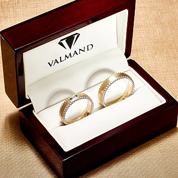 Verighete Bicolore din Aur 18k cu Randalina echipate cu Diamante Incolore si Albastre - model v887 Verighete Bicolore din Aur 18k cu Randalina echipate cu Diamante Incolore si Albastre - model v887